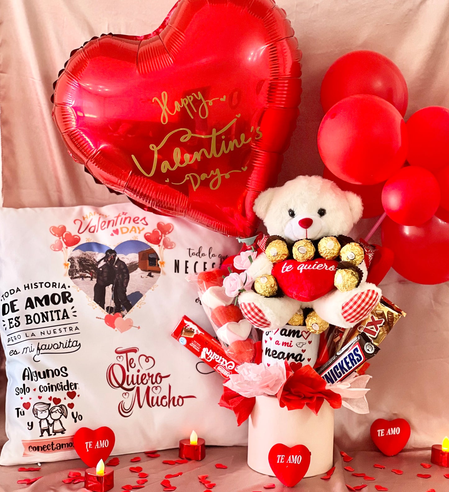 Exclusivos arreglos que incluyen adorables ositos de peluche, exquisitos chocolates,una taza personalizada y cojín personalizado.