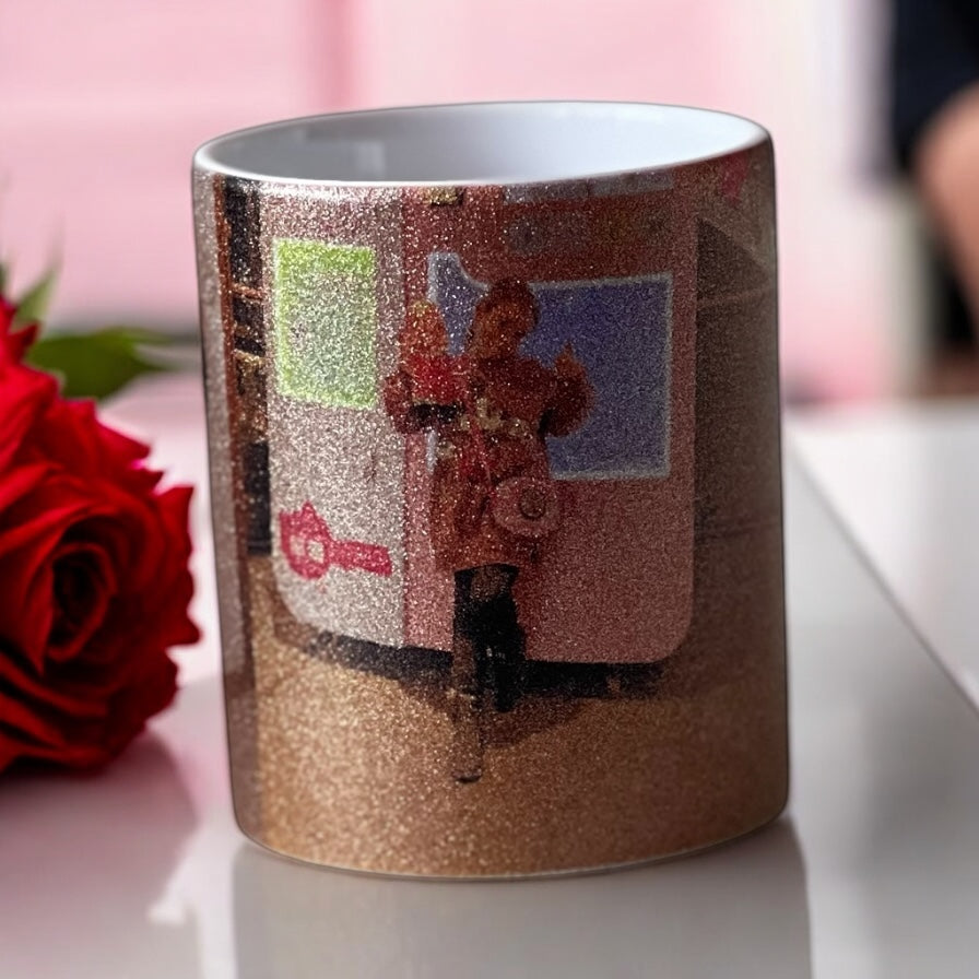 Taza de cerámica con purpurina personalizable.
