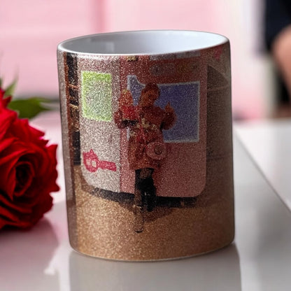 Taza de cerámica con purpurina personalizable.