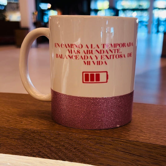 Tazas de cerámica con base de colores y efecto glitter. Se puede personalizar con tu foto y frase favorita.