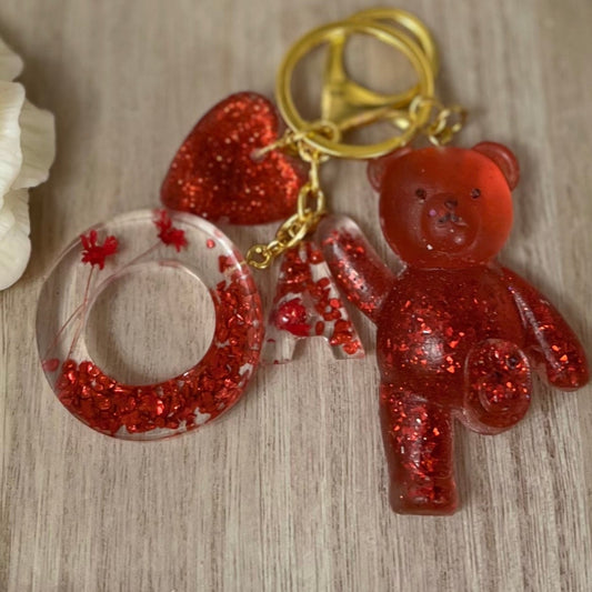 Llavero transparente con piedras rojas.