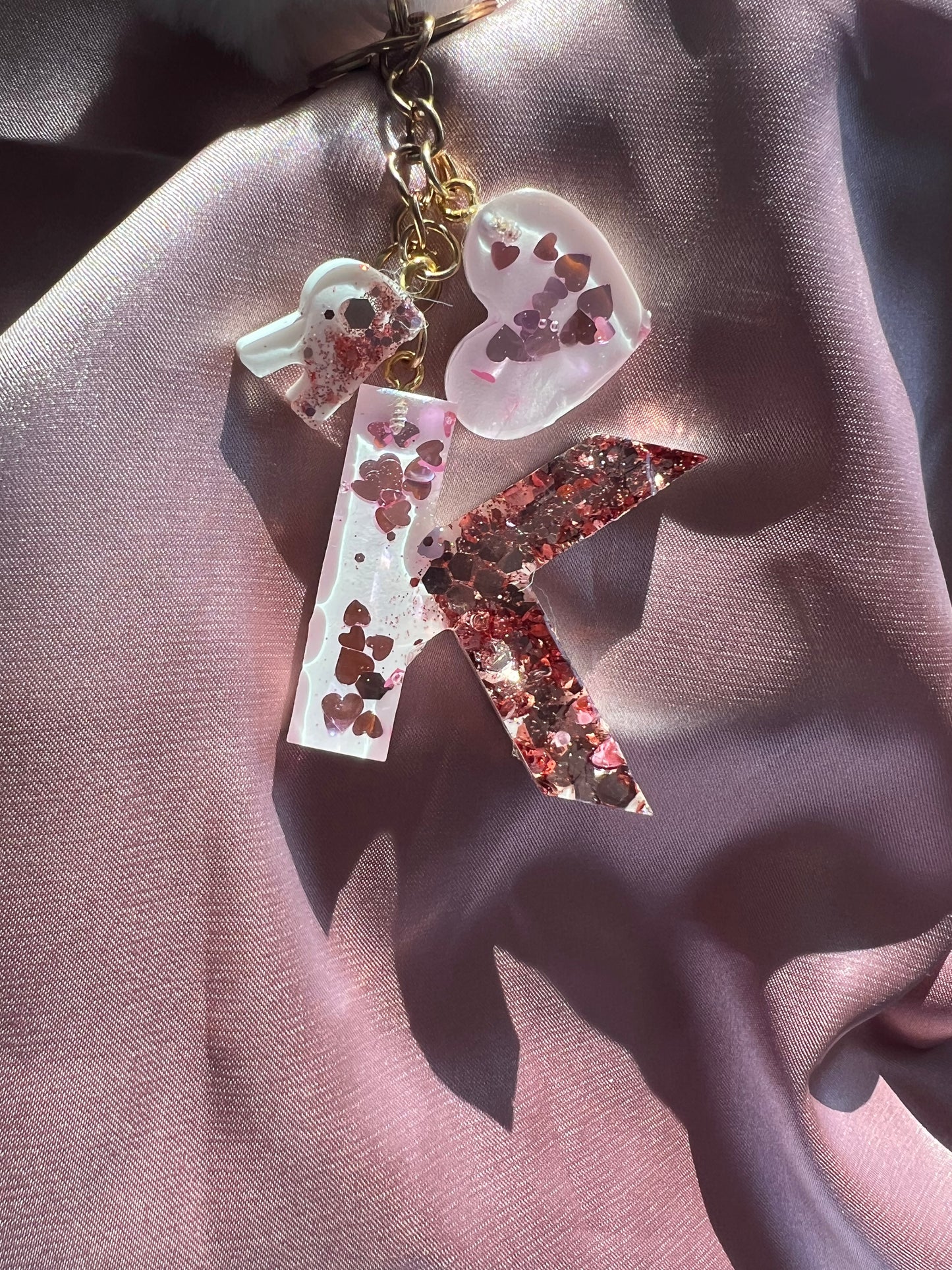 Llavero blanco con corazones purpurina.