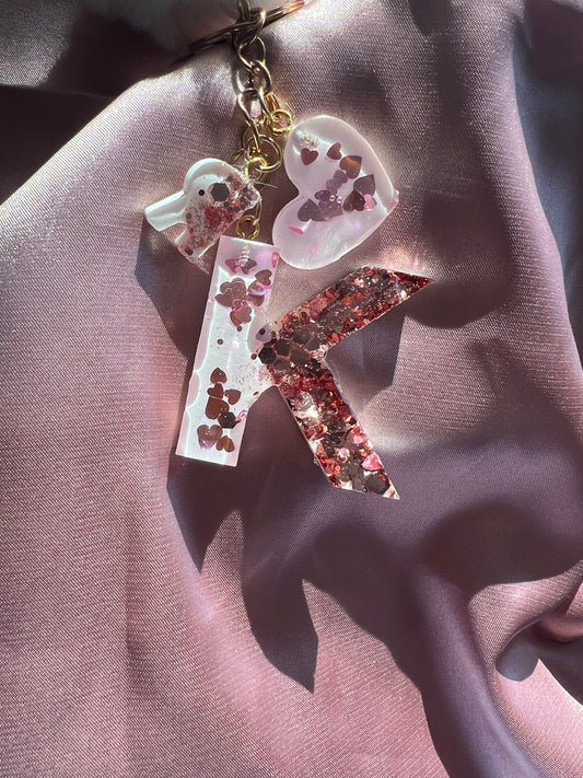 Llavero blanco con corazones purpurina.