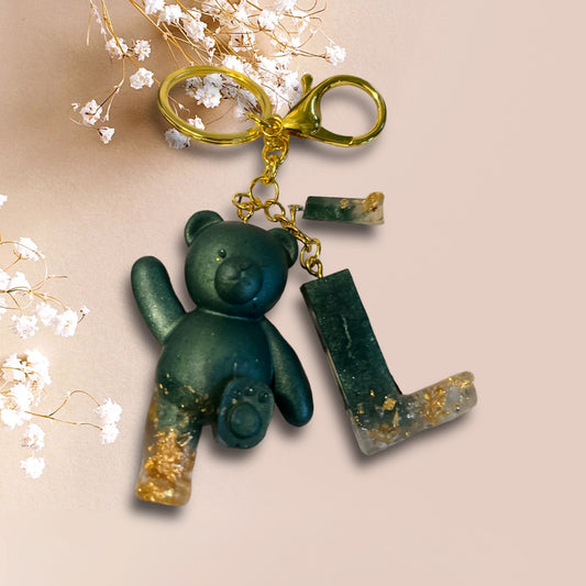 Llavero verde con decoración dorada.