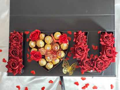 Precioso I LOVE YOU, con chocolates Ferrero  Rocher, rosas y luces.