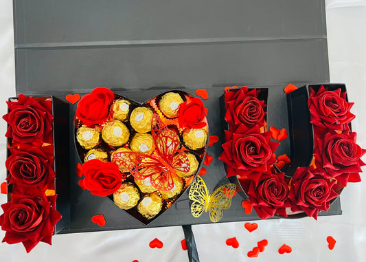 Precioso I LOVE YOU, con chocolates Ferrero  Rocher, rosas y luces.