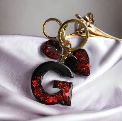 Llavero negro con corazones rojos.