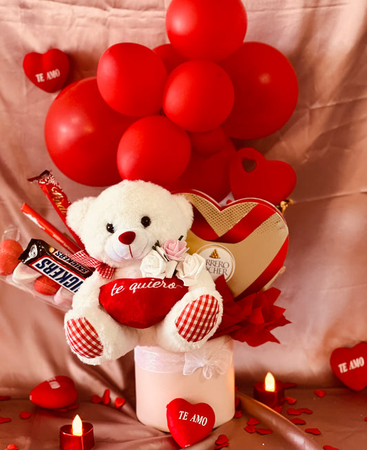 Encantador arreglo de ositos de peluche, globos y chocolates.