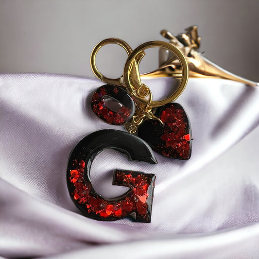 Llavero negro con corazones rojos.