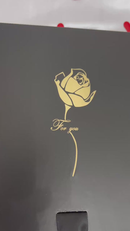 Precioso I LOVE YOU, con chocolates Ferrero  Rocher, rosas y luces.